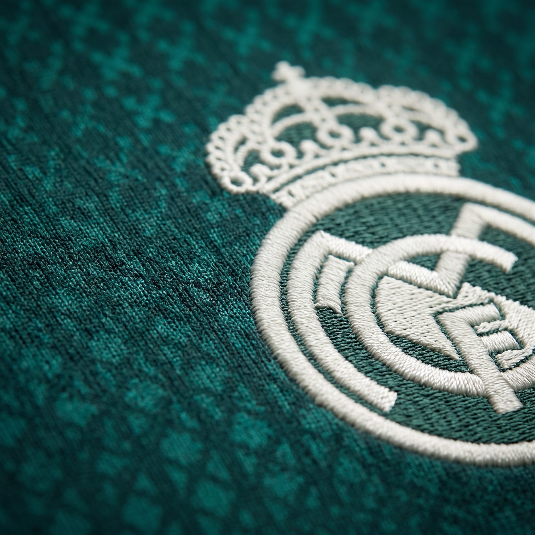 Real Madrid Away 26/27 - detalhe escudo