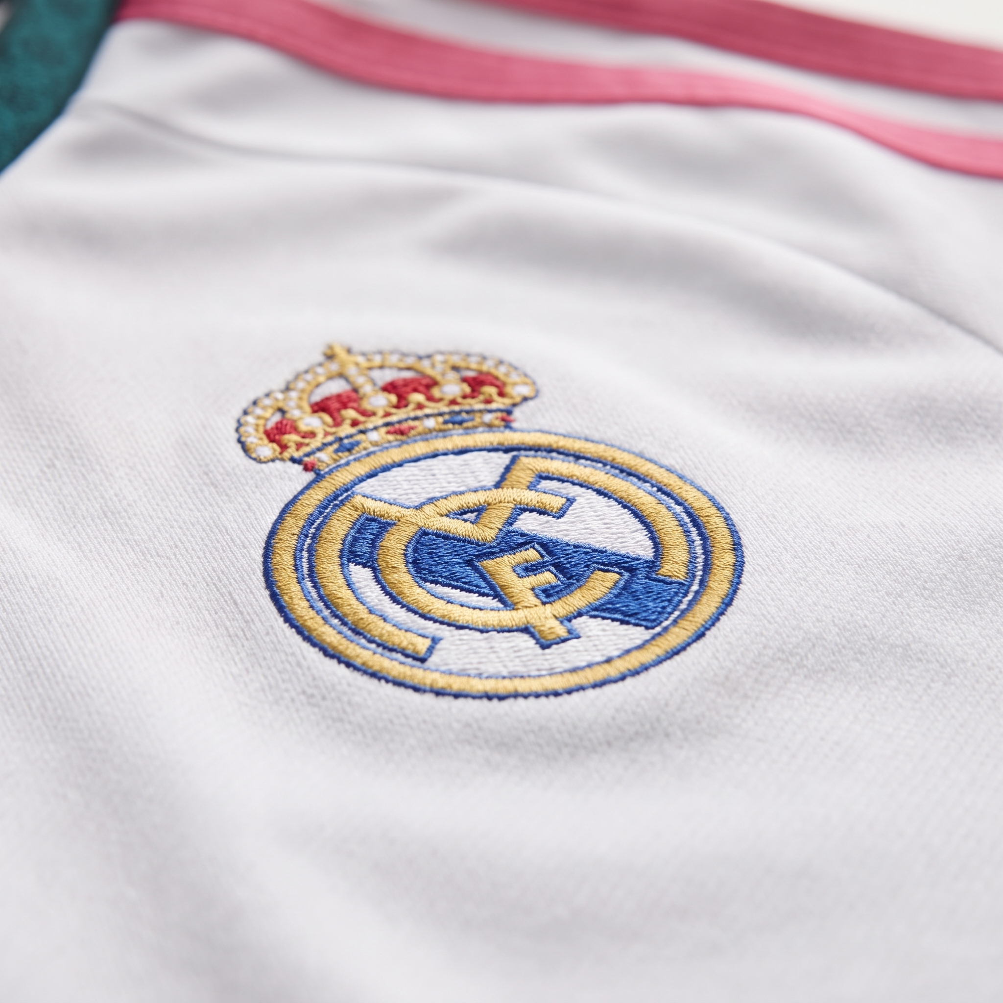 Real Madrid Home 26/27 - detalhe escudo